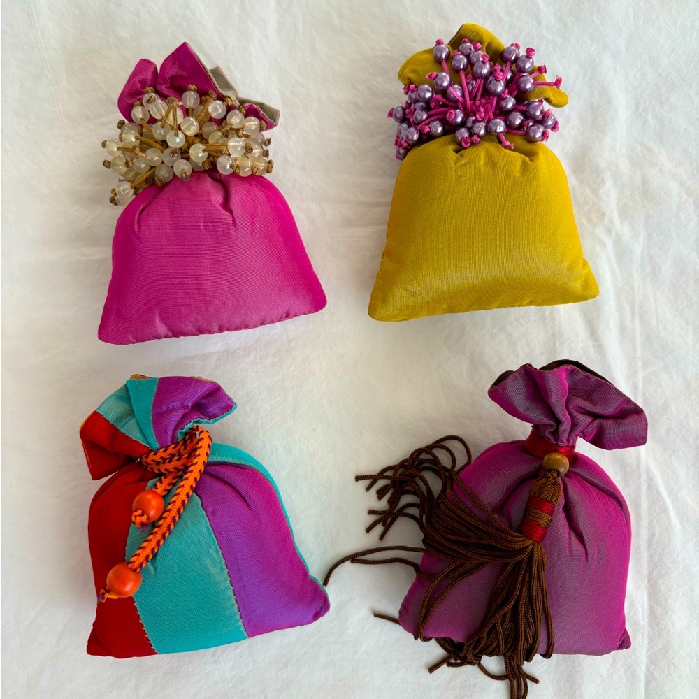L'ARTISAN PARFUMEUR SACHETS. LOT OF 4 BEADED SACHETS